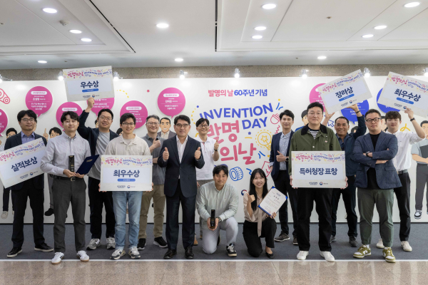 현대자동차·기아 '2025 발명의 날' 행사에서 현대차·기아 R&D본부 양희원 사장(왼쪽에서 여섯번째)과 수상자들이 기념 사진을 촬영하고 있다./사진=현대자동차