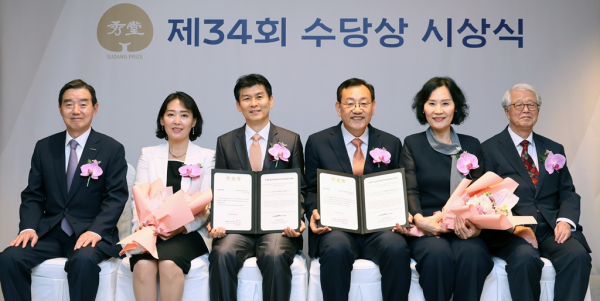 @ (왼쪽부터) 김윤 수당재단 이사장, 이효철 카이스트 교수 내외, 이중희 전북대 교수 내외, 진정일 수당상 운영위원장이 기념사진을 촬영하고 있다. /사진=삼양그룹