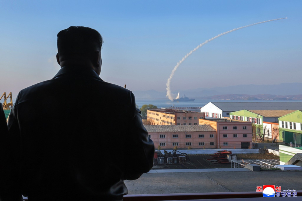 @ 김정은 북한 국무위원장이 신형 다목적구축함 최현호(號) 진수 사흘 만에 진행된 첫 무장 시험 사격을 참관하고 있다. /사진=조선중앙통신, 연합뉴스