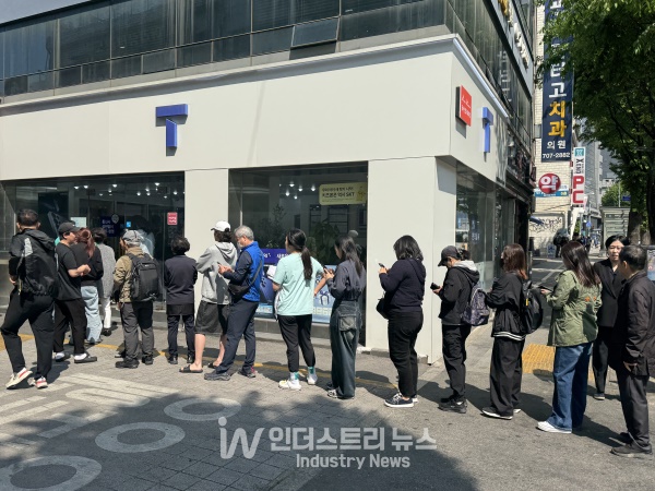 @ 지난달 28일 서울 용산구에 위치한 한 SK텔레콤 대리점 앞에 유심 교체를 위한 대기 줄이 늘어져 있다. /사진=김기찬 기자
