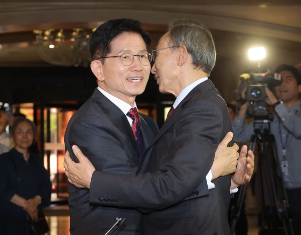 국민의힘 김문수 대선 후보와 이명박 전 대통령이 27일 서울 여의도 켄싱턴호텔에서 만나 포옹을 하고 있다. /사진=연합뉴스