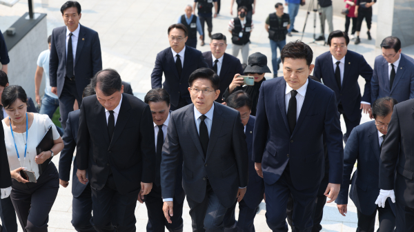 국민의힘 김문수 대선후보가 김태호 등 같은 당 의원과 함께 28일 오전 경남 창원시 마산회원구 국립3.15민주묘지를 방문하고 있다. /사진=연합뉴스