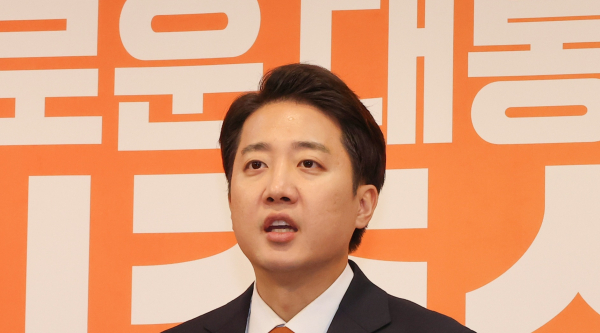 개혁신당 이준석 대선 후보가 29일 서울 여의도 국회에서 긴급기자회견을 열고 TV 토론회에서 여성 신체에 대한 표현으로 논란이 되고 있는 것과 관련해 입장을 밝히고 있다. /사진=연합뉴스