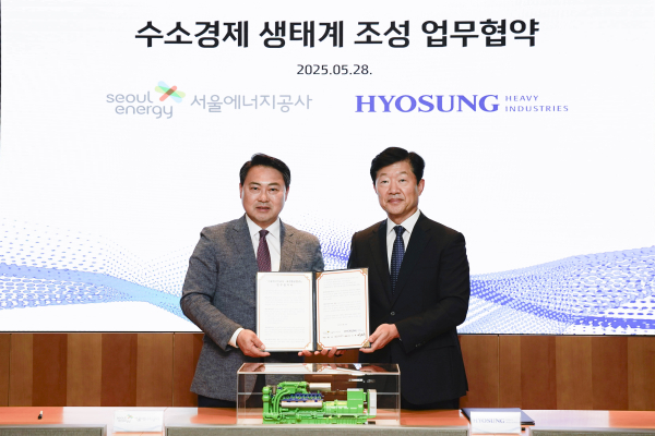 @ (왼쪽부터) 황보연 서울에너지공사 사장과 우태희 효성중공업 대표가 업무협약을 체결하고 기념사진을 촬영하고 있다. /사진=효성중공업