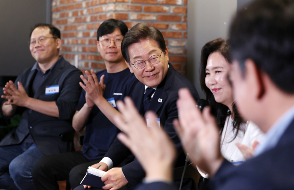 더불어민주당 이재명 대선후보가 29일 서울 성동구 메리히어에서 열린 '혁신성장의 씨앗, 스타트업 레벨업!' 간담회에서 소셜 및 스타트업 기업 대표들과 대화하고 있다. /사진=공동 취재단