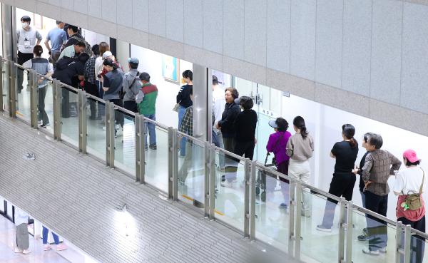 21대 대통령선거 사전투표 첫날인 29일 부산 연제구청에 마련된 사전투표소에 유권자들이 길게 줄을 서 있다. /사진=연합뉴스