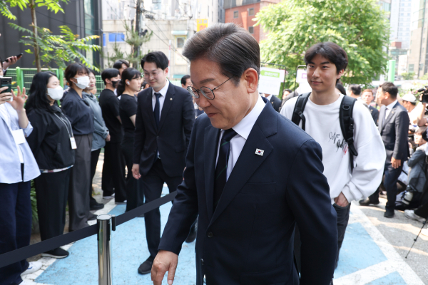 더불어민주당 이재명 대선후보가 21대 대통령선거 사전투표 첫날인 29일 서울 서대문구 신촌동 주민센터 투표소로 들어가고 있다. /사진=연합뉴스
