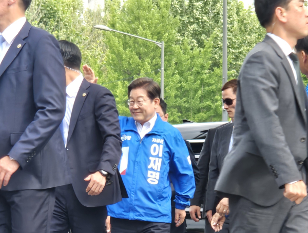 29일 서울 송파구에 위치한 잠실야구경기장 앞에서 집중 유세에 나선 이재명 더불어민주당 대선 후보. /사진=김희선 기자