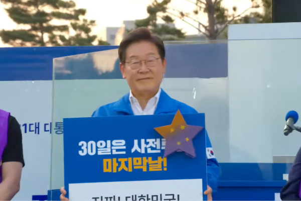 29일 서울 관악구 관악산으뜸공원에서 진행된 유세에서 이태원 유가족협의회와 함께 하늘의 별이 된 아이들을 상징하는 '진실의 별'을 투표지에 부착한 이재명 더불어민주당 대선 후보. /사진=김희선 기자