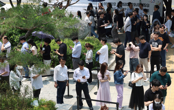 제21대 대통령 선거 사전투표 첫날인 29일 점심시간을 맞아 서울 강남구 역삼1동주민센터에 마련된 사전투표소를 찾은 유권자들이 투표를 위해 길게 줄지어 서 있다. /사진=연합뉴스