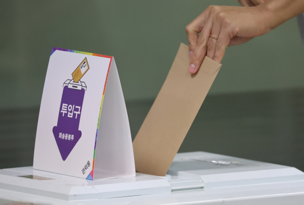 제21대 대통령 선거 사전투표 둘째 날인 30일 부산 수영 동원로얄듀크 101동 지하 휘트니스센터에 마련된 사전투표소에서 유권자들이 소중한 한표를 행사하고 있다. /사진=연합뉴스