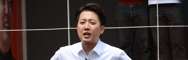 개혁신당 이준석 대선 후보가 사전투표를 하루 앞둔 28일 서울 여의도공원에서 유세를 마친 뒤 취재진의 질문에 답하고 있다. /사진=연합뉴스
