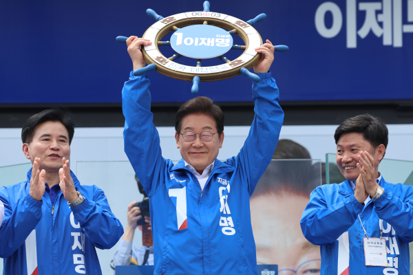더불어민주당 이재명 대선 후보가 선거를 사흘 앞둔 마지막 주말인 31일 경기 평택시 배다리생태공원에서 열린 평택·오산·안성시 유세에서 조타기를 받아 들어올리고 있다. /사진=연합뉴스