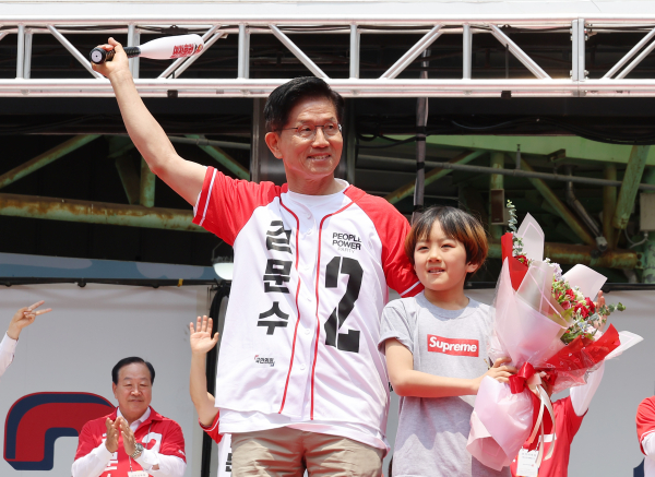 김문수, 강원도서 지지 호소(속초=연합뉴스) 박동주 기자 = 국민의힘 김문수 대선 후보가 31일 강원 속초시 관광수산시장에서 열린 속초시·인제군·고성군·양양군 합동유세에서 지지를 호소하고 있다. 2025.5.31 pdj6635@yna.co.kr원본프리뷰