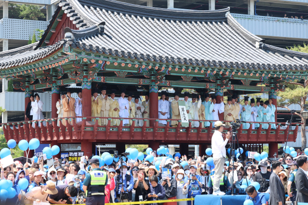 제21대 대선을 이틀 앞둔 1일 더불어민주당 이재명 대선 후보의 유세가 열린 경북 안동시의 웅부공원에서 이 후보를 지지하는 안동 유림들이 연설을 듣고 있다. /사진=연합뉴스