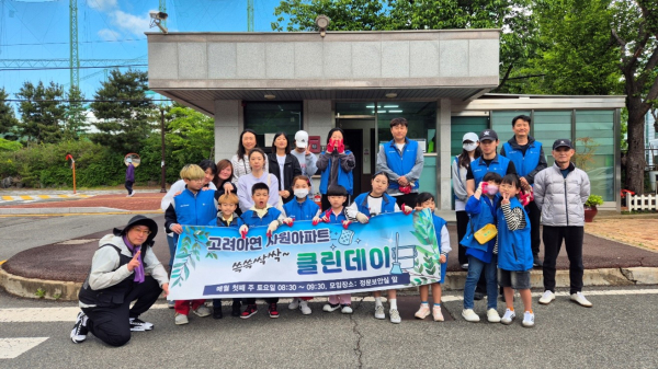 지난달 10일 울산광역시 온산읍 신경3리에서 마을 환경정화활동 ‘클린데이’에 참가한 고려아연 사원아파트 입주민들./사진=고려아연