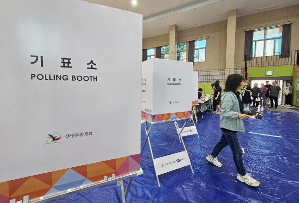 제21대 대통령선거일인 3일 청주 여자고등학교에 마련된 투표소에서 시민들이 소중한 한 표를 행사하고 있다. /사진=연합뉴스