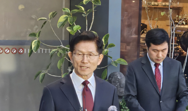 김문수 국민의힘 대선 후보가 브리핑에서 기자들 질문에 답하고 있다. /사진=김희선 기자