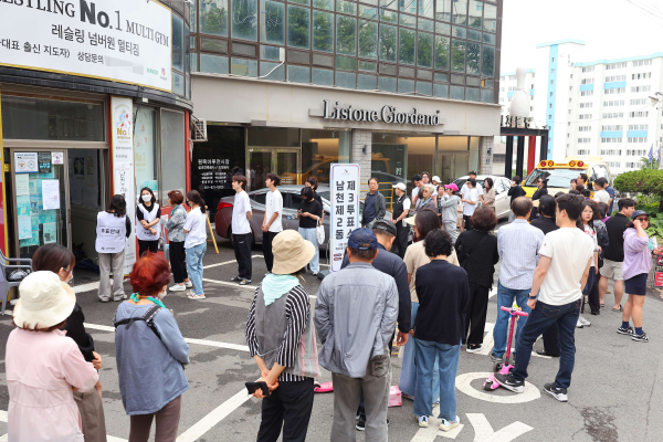 21대 대통령 선거일인 3일 부산 수영구 남천동 레슬링 넘버원 멀티짐에 마련된 남천 제2동 제3투표소에 유권자들이 길게 줄을 서 있다. 이곳은 과거 검도장일 때부터 투표소로 활용됐다. 레슬링장 관계자는 "구청 직원들이 '위치가 바뀌면 어르신들이 헷갈리실 수 있다'고 하더라"며 "(영업에 지장이 있지만) 이번 대선이 보통 대선이 아니다 보니 국민 된 도리로 참여를 안 할 수 없었다"고 했다"고 말했다. /사진=연합뉴스