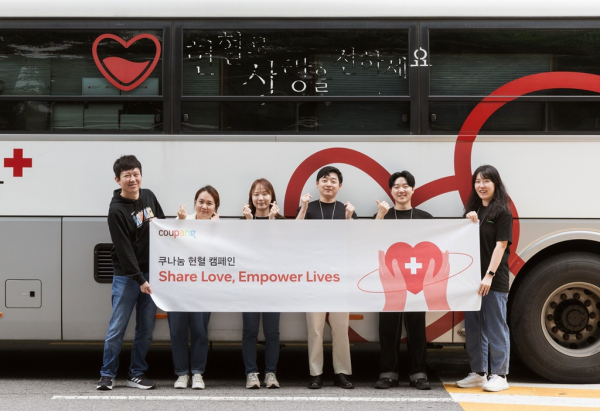 [쿠팡 이미지1] 2일 쿠팡 잠실 사옥 부근 헌혈버스 앞에서 ‘쿠나눔 헌혈 캠페인'에 참여한 쿠팡 임직원들이 기념사진을 촬영하고 있다