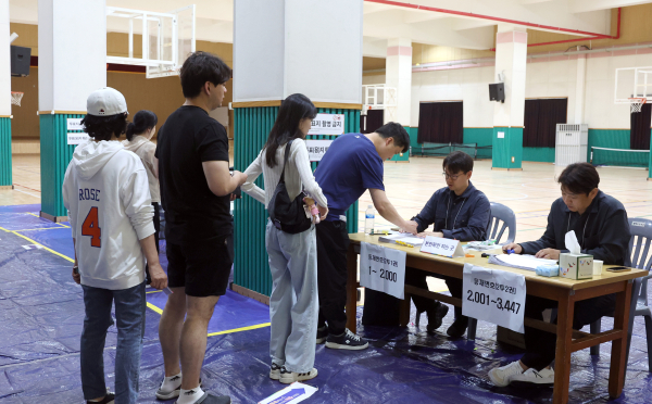 제21대 대통령선거 투표일인 3일 오후 울산 남구 월평초등학교 체육관에 설치된 신정4동 제2투표소에서 유권자들이 투표를 위해 본인확인하고 있다. /사진=연합뉴스