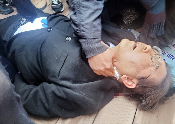 지난 2024년 1월 2일 더불어민주당 이재명 대표가 부산 가덕도 신공항부지 방문 중 피습을 당해 바닥에 쓰러져 있다. /사진=연합뉴스