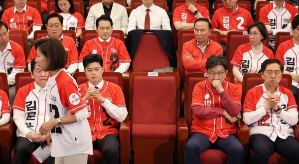 국민의힘 김용태 비상대책위원장이 3일 서울 여의도 국회도서관에 마련된 국민의힘 제21대 대통령선거 개표상황실에서 방송사 출구조사 결과를 지켜보고 있다. /사진=연합뉴스