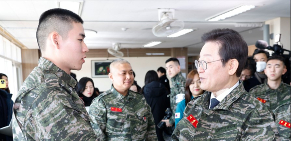이재명 대통령이 민주당 당대표 시절 해병대 장병을 격려하고 있다. /사진=연합뉴스