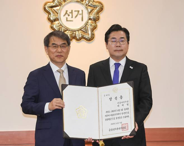 노태악 중앙선거관리위원장(왼쪽)이 4일 경기도 과천시 중앙선관위에서 더불어민주당 박찬대 원내대표에게 이재명 대통령 당선자의 당선증을 전달한 뒤 기념 촬영을 하고 있다. /사진=연합뉴스