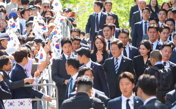 이재명 대통령과 김혜경 여사가 4일 인천 계양구 자택을 나서며 주민들과 지지자들에게 인사하고 있다. /사진=연합뉴스