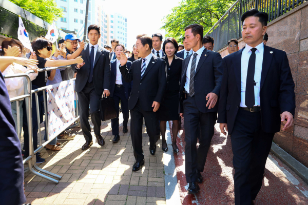 이재명 대통령이 4일 공식 일정을 위해 인천 계양구 사저를 출발하며 주민, 지지자와 인사하고 있다. /사진=연합뉴스