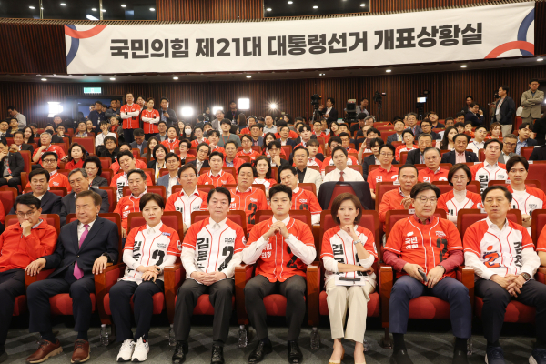 국민의힘 김용태 비상대책위원장, 안철수, 나경원 의원 등이 3일 서울 여의도 국회도서관에 마련된 국민의힘 제21대 대통령선거 개표상황실에서 방송사 출구조사 결과를 지켜보고 있다. /사진=공동취재단