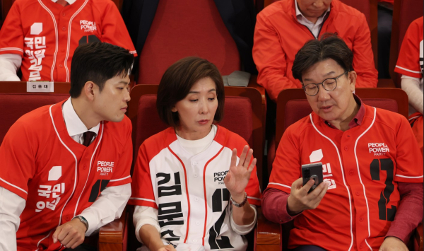 국민의힘 김용태 비상대책위원장, 나경원 의원, 권성동 원내대표가 3일 서울 여의도 국회도서관에 마련된 국민의힘 제21대 대통령선거 개표상황실에서 방송사 출구조사 결과를 지켜보며 대화하고 있다. /사진=공동취재단