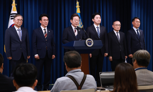 이재명 대통령이 4일 서울 용산 대통령실 청사에서 새정부 첫 인사 발표를 하고 있다.(왼쪽부터) 이종석 국정원장 후보자, 김민석 국무총리 후보자, 이 대통령, 강훈식 비서실장, 위성락 안보실장, 황인권 경호처장 ./사진=연합뉴스