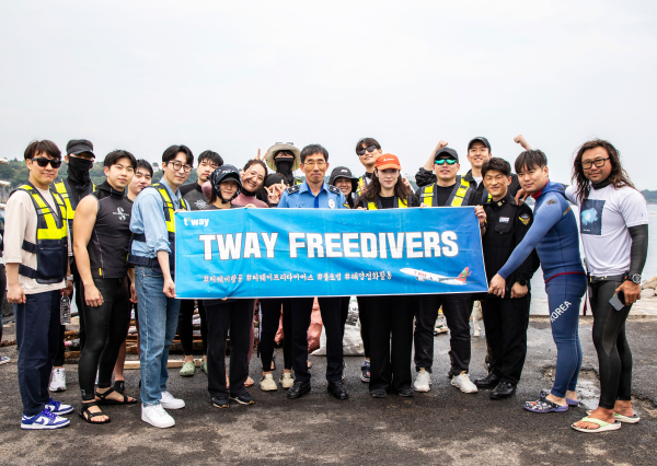 타웨이항공 프리다이버스와 박상춘 제주지방해양경찰청장(가운데), 전장원 플로빙코리아 대표(오른쪽에서 첫 번째)./사진=티웨이항공