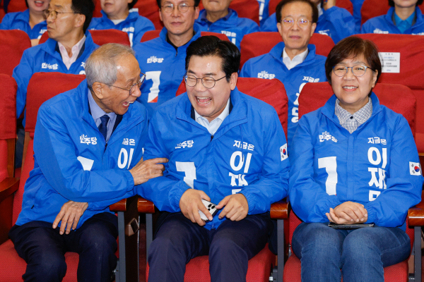 더불어민주당 윤여준(왼쪽), 박찬대 상임총괄선대위원장(가운데), 정은경 총괄선대위원장이 3일 서울 여의도 국회의원 회관 개표상황실에서 제21대 대통령선거 개표방송을 기다리며 대화하고 있다. 박찬대 의원은 차기 당 대표 물망에 오르고 있다. /사진-연합뉴스