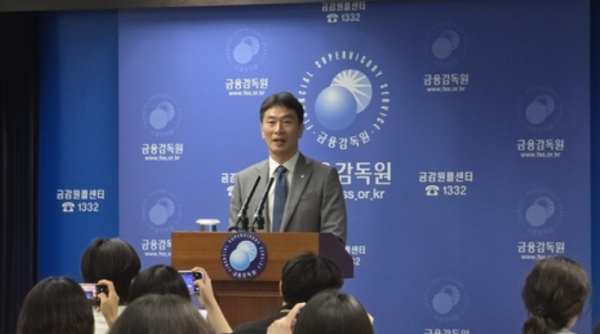 이복현 금융감독원장이 3년간의 임기를 마치고 5일 퇴임했다. 이 원장은 퇴임사를 통해 "내부 조직 개편 과정에서 불편을 겪었을 임직원들에게 사과의 말을 전한다"고 했다 / 사진= 연합뉴스