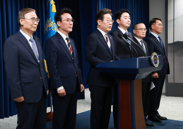 이재명 대통령이 4일 서울 용산 대통령실 청사에서 열린 인사브리핑에서 새 정부 첫 인사 발표를 하고 있다. 왼쪽부터 이종석 국정원장 후보자, 김민석 국무총리 후보자, 이 대통령, 강훈식 비서실장, 위성락 안보실장, 황인권 경호처장. /사진=연합뉴스