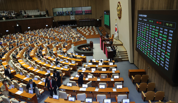 5일 국회에서 열린 본회의에서 국민의힘 다수 의원이 퇴장한 가운데 '검사징계법 일부개정법률안'이 통과되고 있다. /사진=연합뉴스