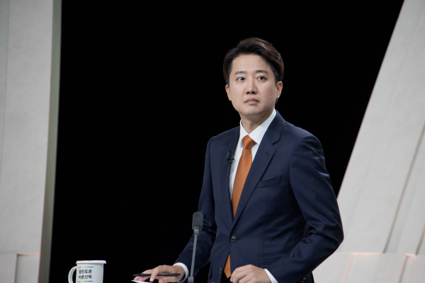개혁신당 이준석 후보가 지난달 27일 서울 마포구 상암동 MBC 스튜디오에서 열린 정치 분야 TV토론회를 준비하고 있다. /사진=국회사진기자단