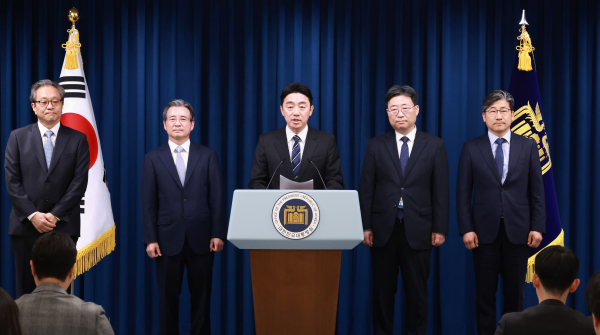 강훈식 대통령 비서실장(가운데)이 6일 서울 용산 대통령실 청사에서 대통령실 수석비서관 인선을 발표하고 있다. 왼쪽부터 문진영 사회수석비서관, 김용범 정책실장, 강 비서실장, 하준경 경제성장수석, 류덕현 재정기획보좌관. /사진=연합뉴스
