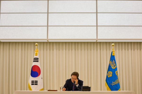 이재명 대통령이 6일 서울 한남동 관저에서 도널드 트럼프 미국 대통령과 전화 통화를 하고 있다. /사진=대통령실 제공