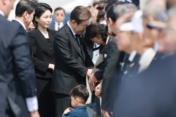 이재명 대통령이 6일 서울 동작구 국립서울현충원에서 열린 70회 현충일 추념식에 입장하며 한 유족을 위로하고 있다. 이 대통령은 이날 현충일 추념식에 고(故) 박진우 중령, 고 이태훈 소령, 고 윤동규 상사, 고 강신원 상사의 유족과 2023년 12월 서귀포 감귤창고 화재 현장에서 순직한 고 임성철 소방장의 유족을 초청했다. /사진=대통령실통신사진기자단