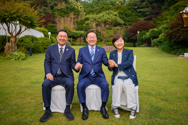 이재명 대통령이 지난 7일 서울 한남동 관저에서 더불어민주당 지도부 초청 만찬에 참석한 김병기, 서영교 의원과 기념촬영을 하고 있다. 두 의원은 당 원내대표 선거에 출마했다. /사진=대통령실