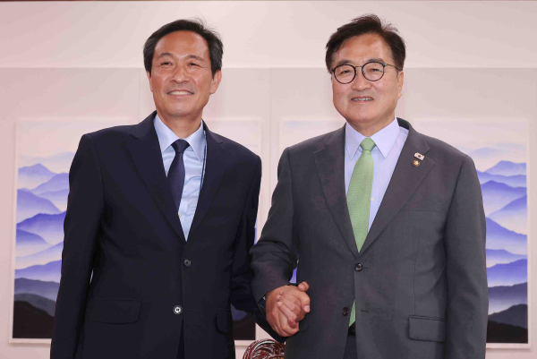 우원식 국회의장(오른쪽)이 10일 서울 여의도 국회에서 예방한 우상호 대통령실 정무수석과 기념 촬영하고 있다. /사진=연합뉴스