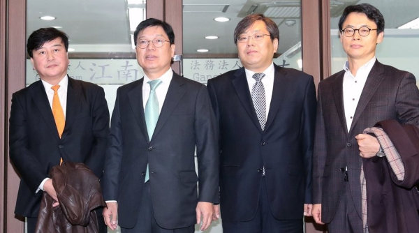 지난 2016년 12월 5일 최순실 국정농단' 의혹 사건 규명을 위한 특별검사보로 임명된 이용복(왼쪽부터), 박충근, 양재식, 이규철 변호사가 박영수 특별검사가 대표변호사로 있는 서울 서초동 법무법인 강남 사무실 앞에서 취재진 질문에 답하고 있다. /사진=연합뉴스