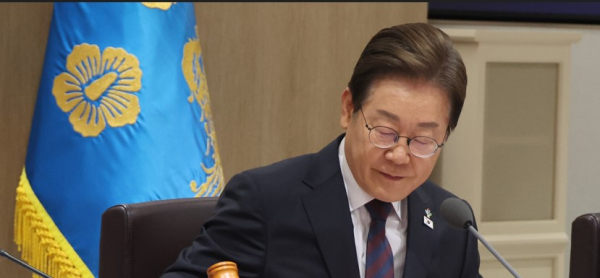 이재명 대통령이 10일 서울 용산 대통령실에서 국무회의를 주재하며 의사봉을 두드리고 있다. /사진=연합뉴스
