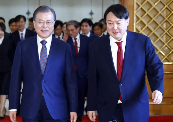 문재인 대통령이 지난 2019년 7월 25일 오전 청와대에서 윤석열 신임 검찰총장에게 임명장을 수여한 뒤 함께 환담장으로 이동하고 있다. /사진=연합뉴스