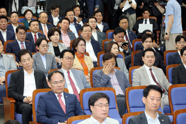 5일 서울 여의도 국회에서 열린 국민의힘 의원총회에서 의원들이 권성동 원내대표의 발언을 듣고 있다. /사진=연합뉴스