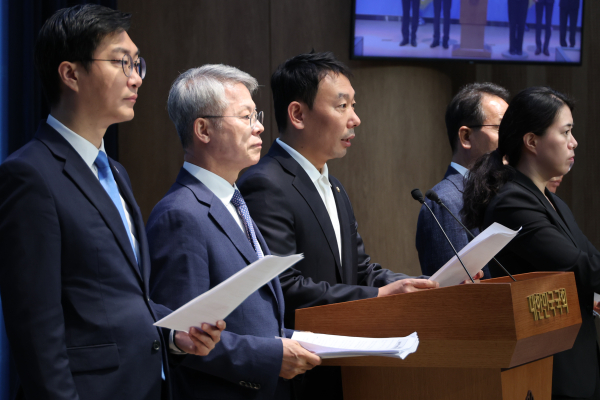 더불어민주당 장경태(왼쪽부터)·민형배·김용민 의원 등이 지난 11일 서울 여의도 국회 소통관에서 검찰청법 폐지법안, 공소청 신설법안 등 검찰개혁을 위해 발의한 법안들에 대해 설명하고 있다. /사진=연합뉴스